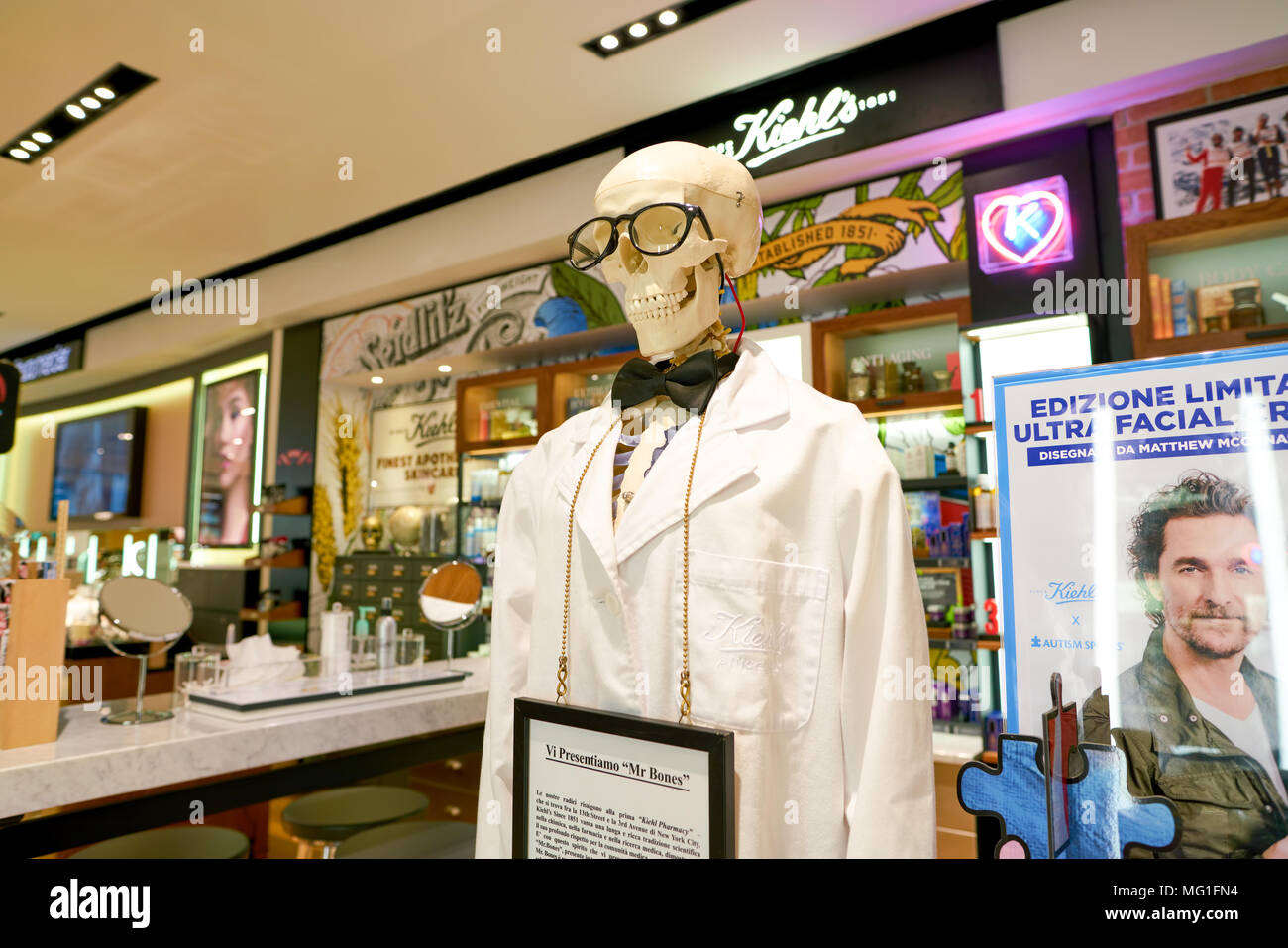 Rom, Italien, ca. November 2017: Kiehl's Herr Knochen an einem zweiten Flagship Store von Rinascente in Rom. Stockfoto