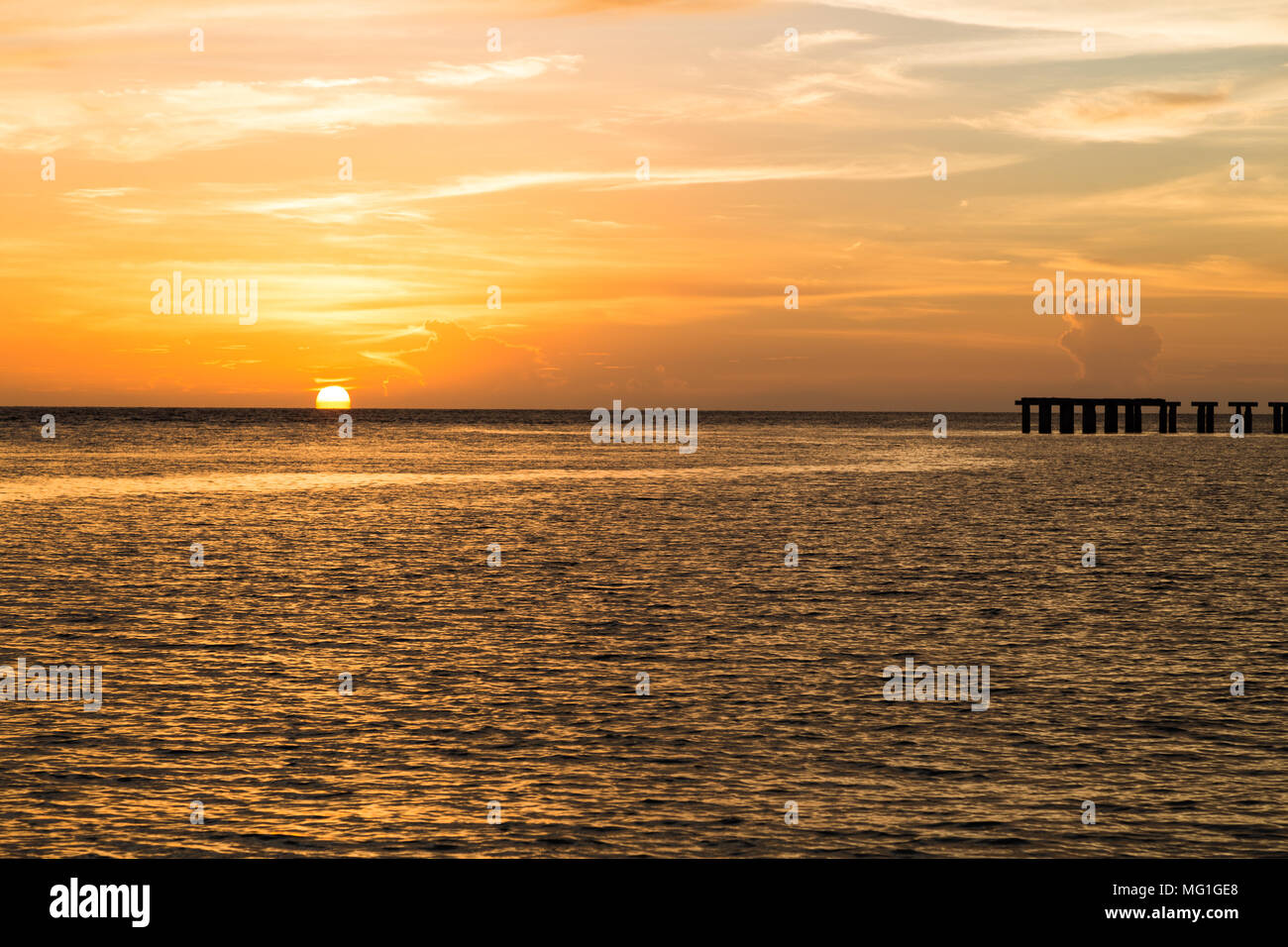 Boca Grande FL Sonnenuntergang, mit Silhouette der alten Pier Struktur Stockfoto