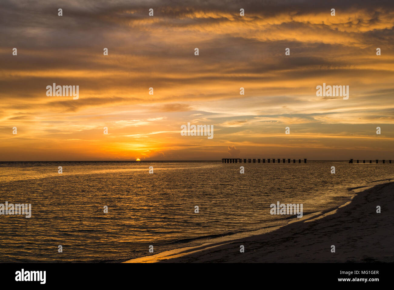 Boca Grande FL Sonnenuntergang, mit Silhouette der alten Pier Struktur Stockfoto