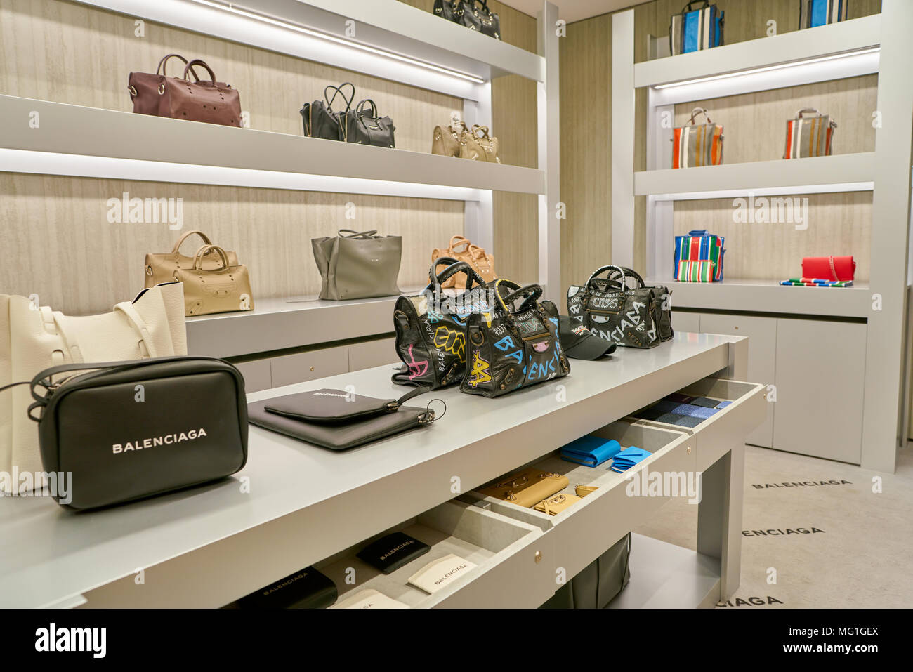 Rom, Italien, ca. November 2017: Balenciaga bags auf Anzeige an eine zweite  Flagship Store von Rinascente in Rom Stockfotografie - Alamy