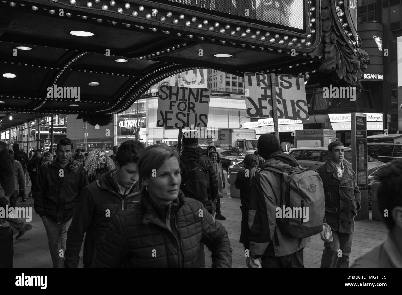 Menschen mit Religion signsin Times Square, New York Stockfoto