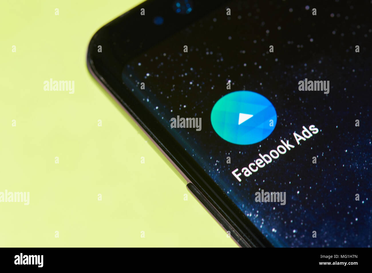 New York, Vereinigte Staaten - 26 April 2018: Facebook Ads iconon Bildschirm des Smartphones close-up Stockfoto