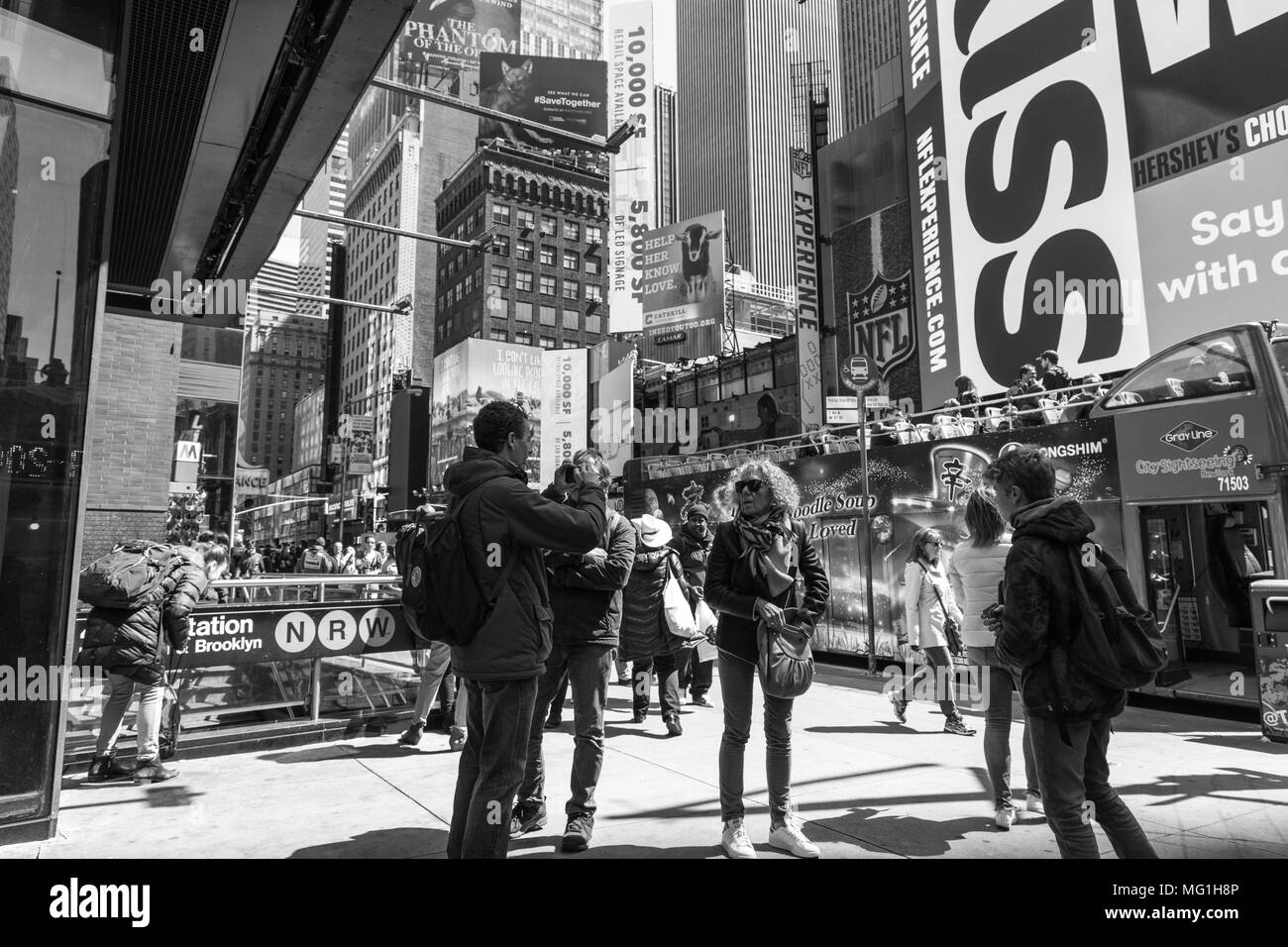 Touristische im Times Square, New York, NY Stockfoto