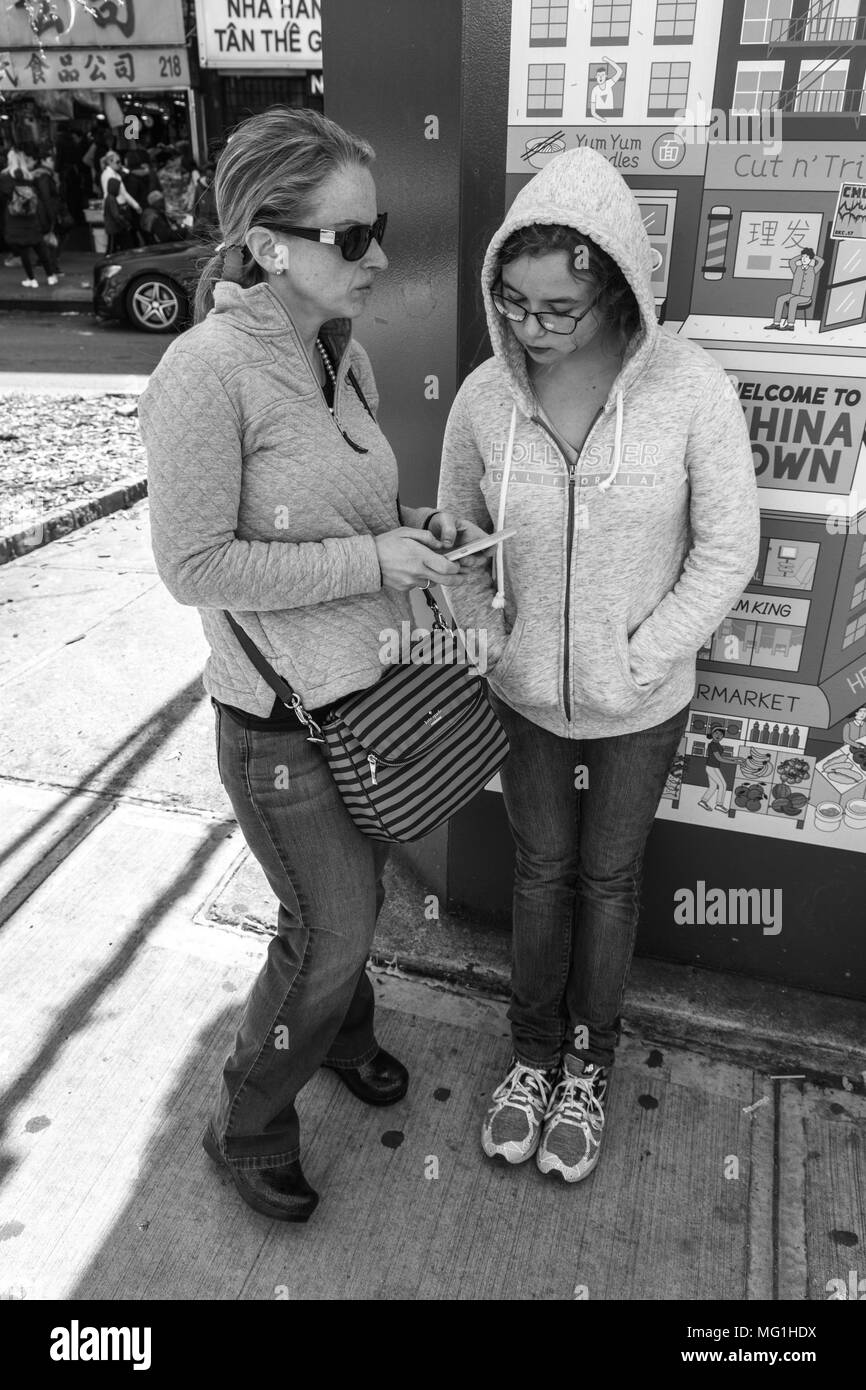 Frau und Mädchen auf der New Yorker Straße Stockfoto