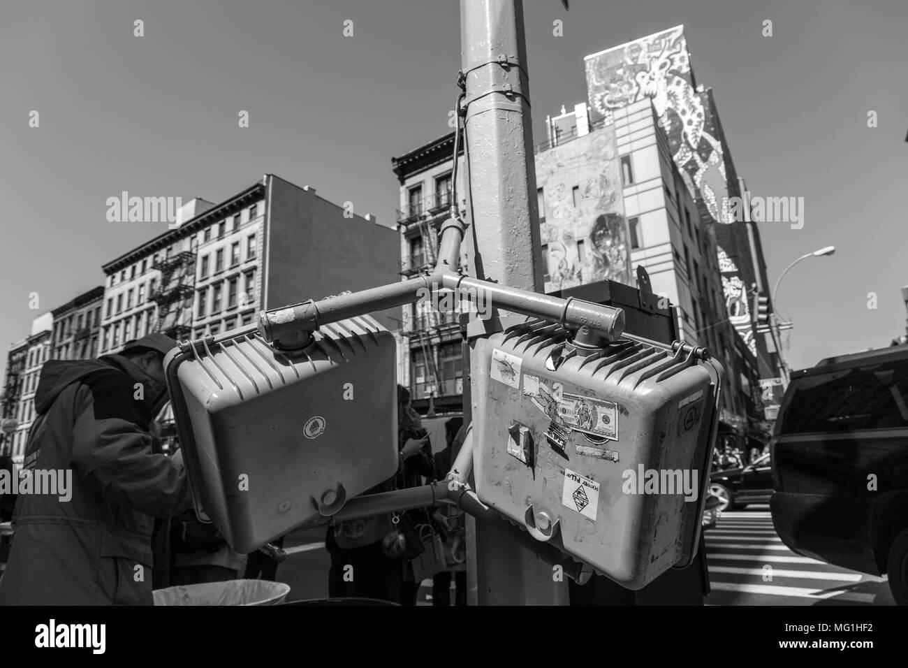 Gebrochene Fußgänger überqueren zu Fuß elektronische Zeichen Stockfoto