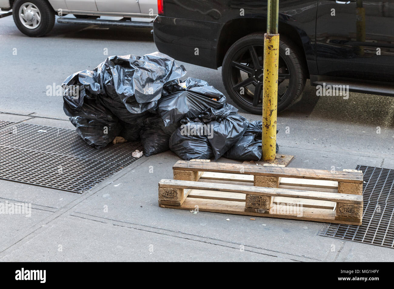 Müll auf New York City Bürgersteig Stockfoto