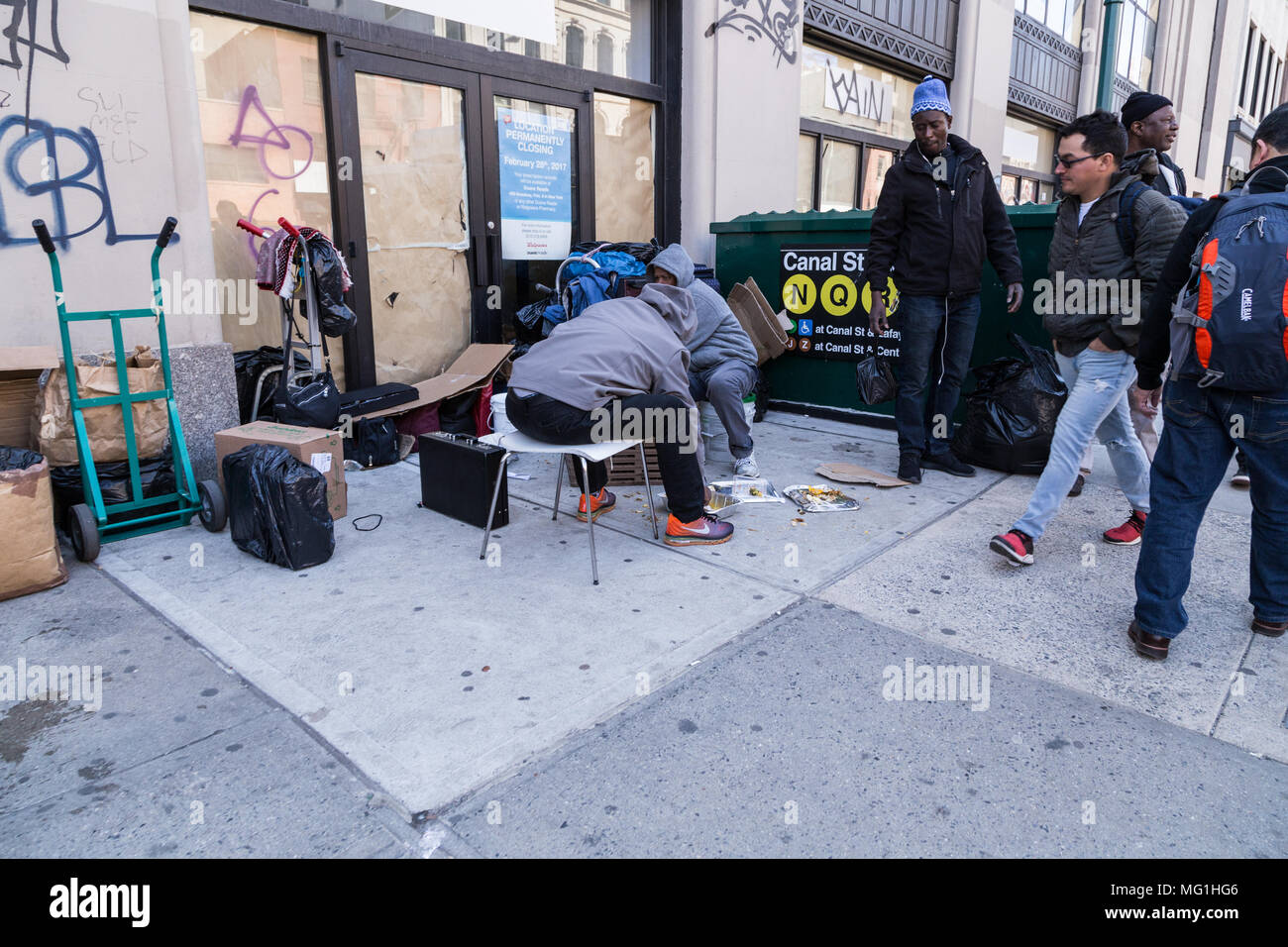 Leute auf dem Bürgersteig auf die Canal St, New York City Stockfoto