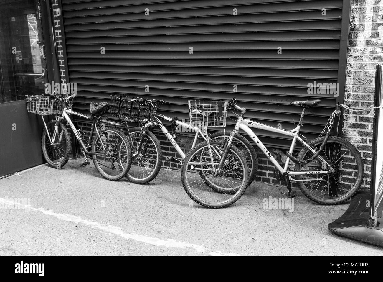 Fahrräder auf der Straße Stockfoto