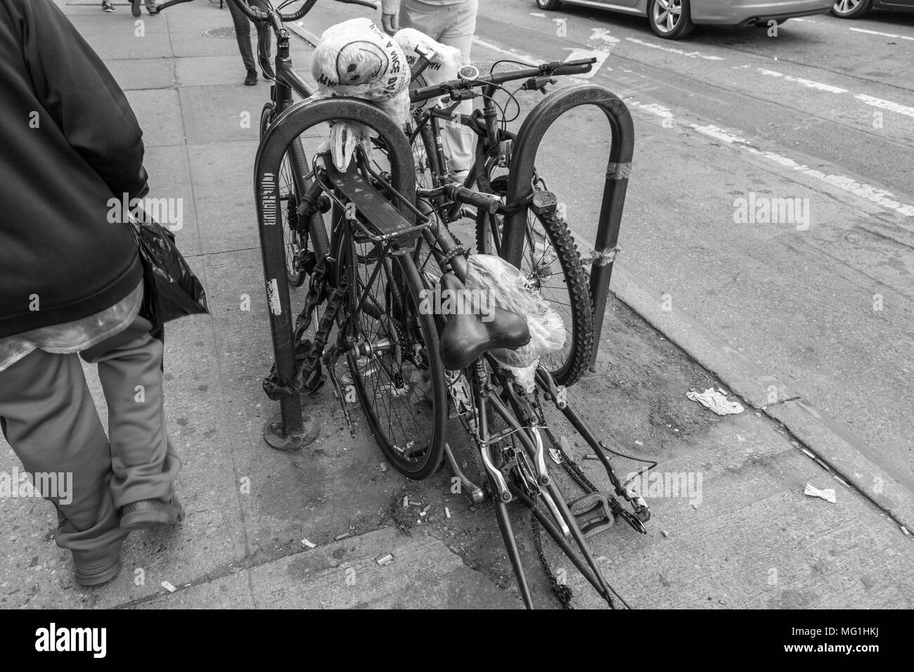 Fahrräder, die auf dem Bürgersteig ohne Reifen gesperrt Stockfoto
