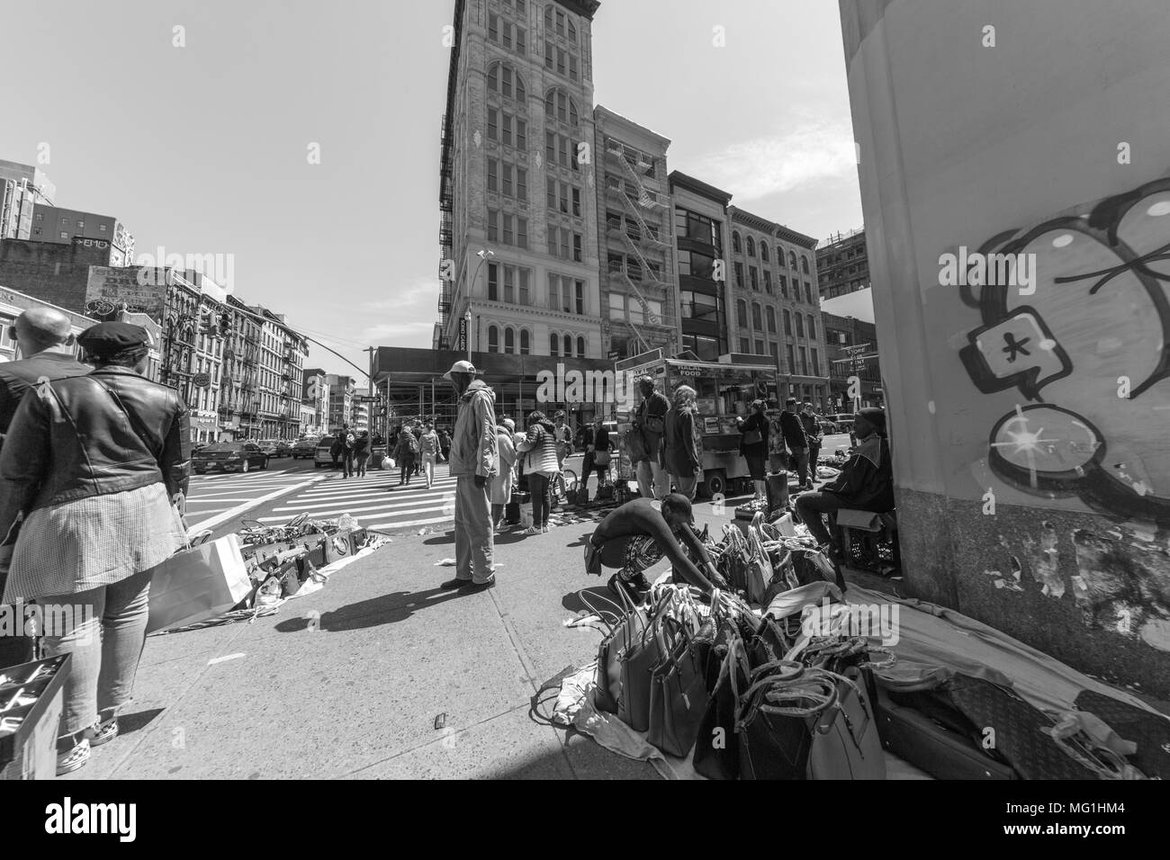 Straße Schoß von Menschen verkaufen Taschen und Uhren, NYC Manhattan Stockfoto