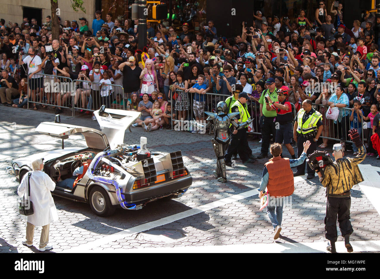 Die berühmten Delorean Auto und Zeichen aus der Zurück in die Zukunft Filme Wave in der Dragon Con Parade am 3. September 2016 in Atlanta, GA. Stockfoto