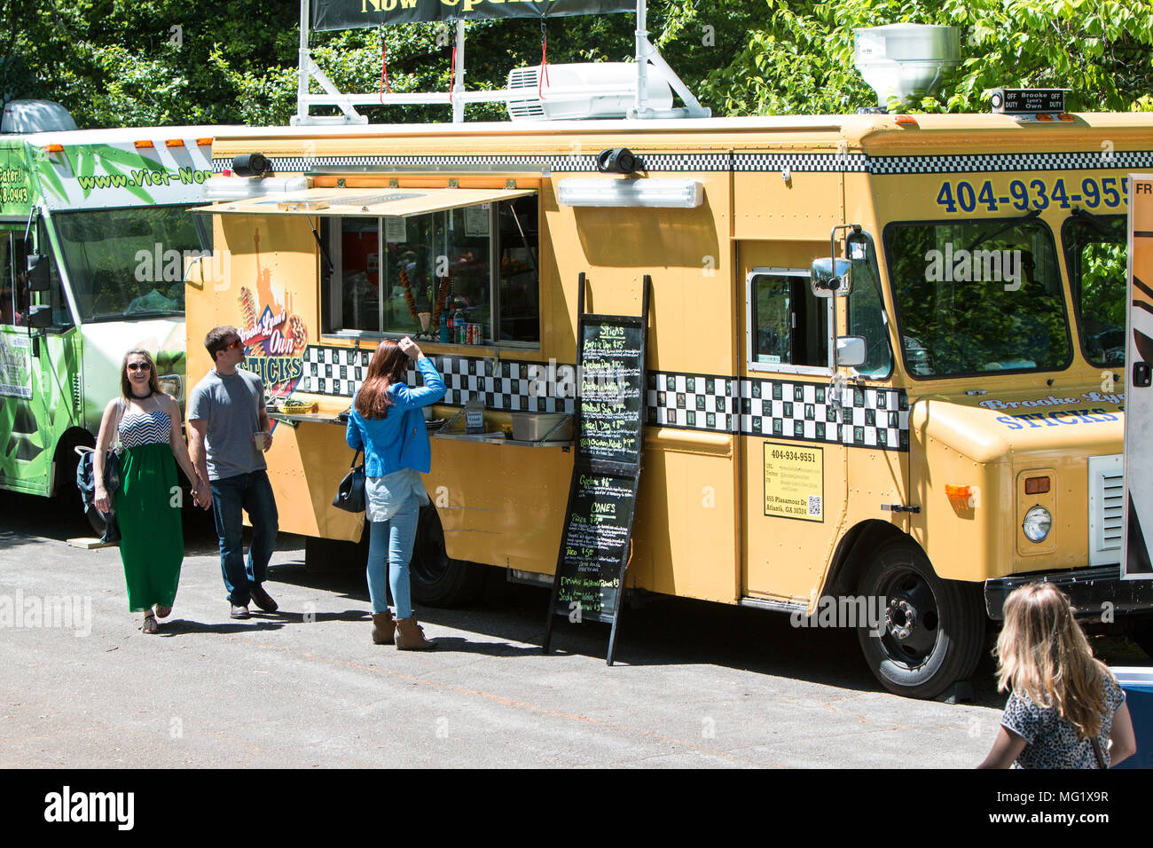 Essen Lkw aufgereiht im Grant Park Kunden dienen in der Food-o-rama Festival am 16. April 2016 in Atlanta, GA. Stockfoto