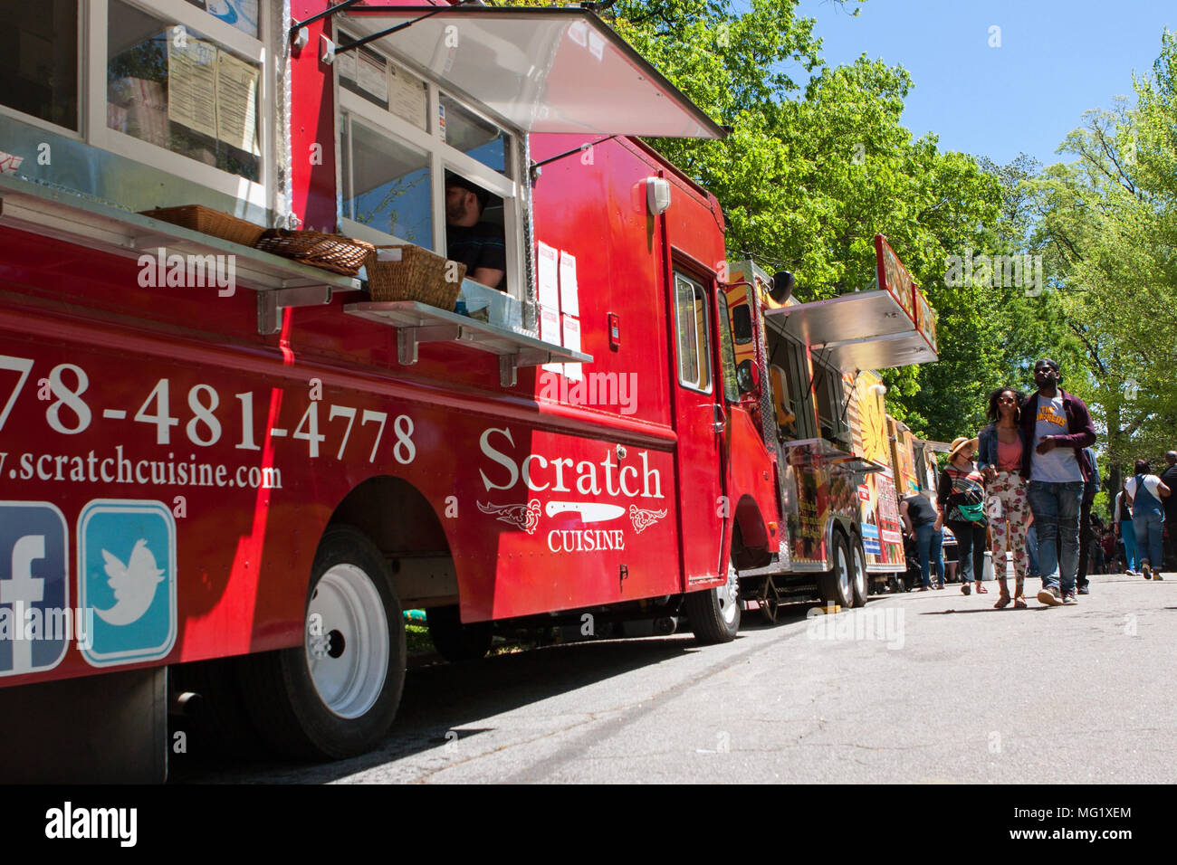 Leute unter 30 Food Trucks in Grant Park gesäumt in der Food-o-rama Festival am 16. April 2016 in Atlanta, GA. Stockfoto