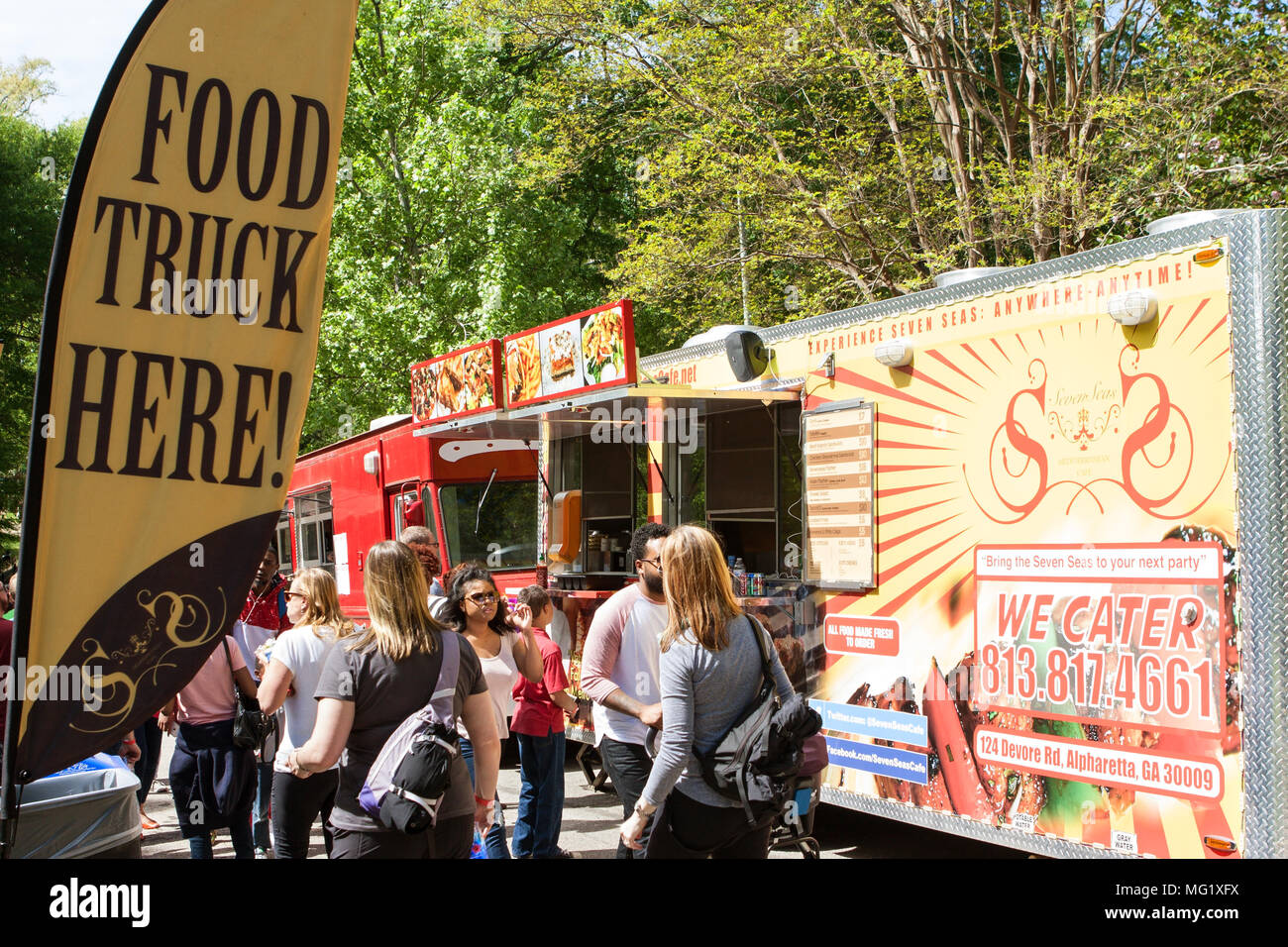 Ein Zeichen kündigt das Vorhandensein der Nahrung Lkw mit einer Masse die Teilnahme an der Food-o-rama Festival im Grant Park am 16. April 2016 in Atlanta, GA. Stockfoto