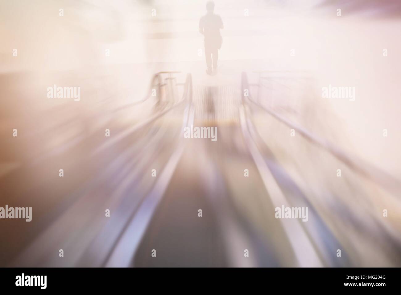 Motion verschwommenes Bild der Mann, der vor der Rolltreppe. Stockfoto