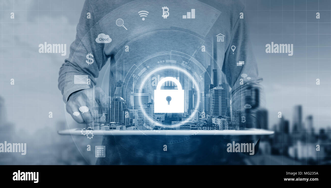 Cyber Internet Security system Technologie. Geschäftsmann mit digitalen Tablet und Sicherheitsschloss Technologie Symbole Stockfoto