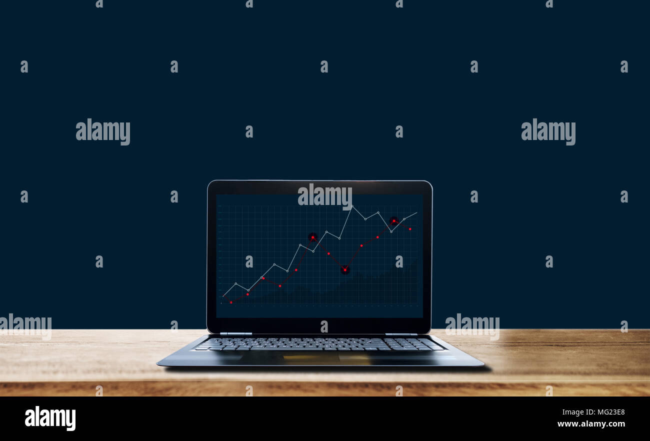 Computer Laptop mit der Grafik auf dem Bildschirm, auf blauem Hintergrund Stockfoto
