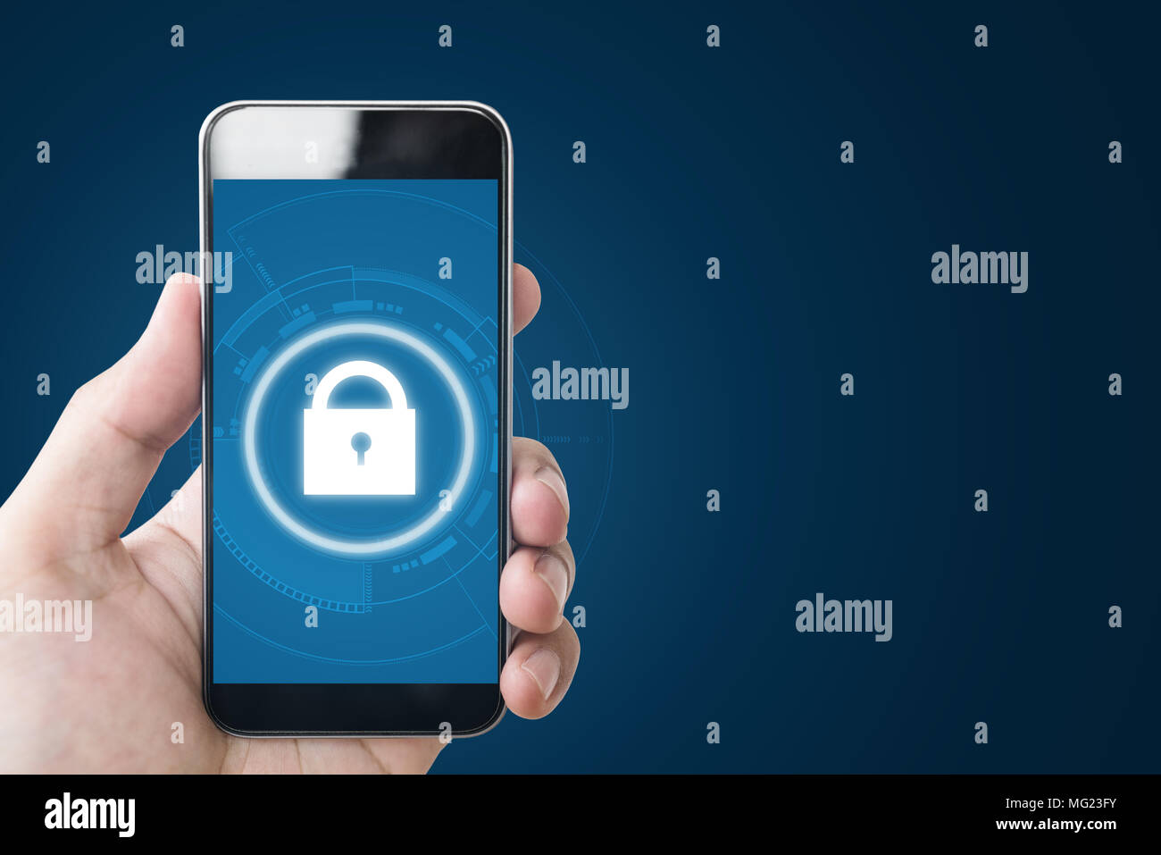 Internet Sicherheit und Mobile Security Technology System. Hand, smart phone mit Schlosssymbol. auf blauem Hintergrund mit Kopie Raum Stockfoto