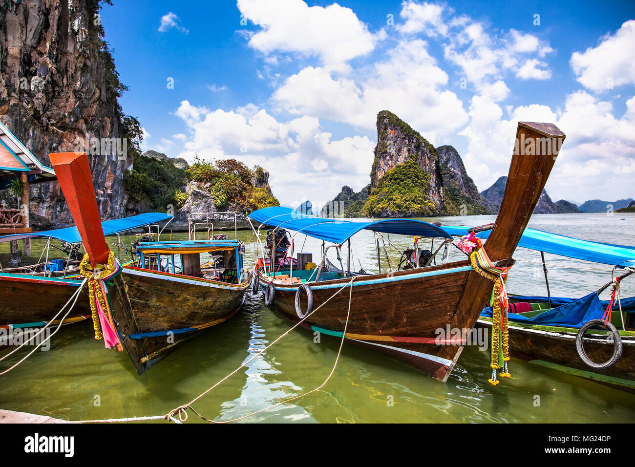 Long tail Boot in Koh Panyi, muslimischen Fischerdorf in Phang Nga. Thailand. Stockfoto