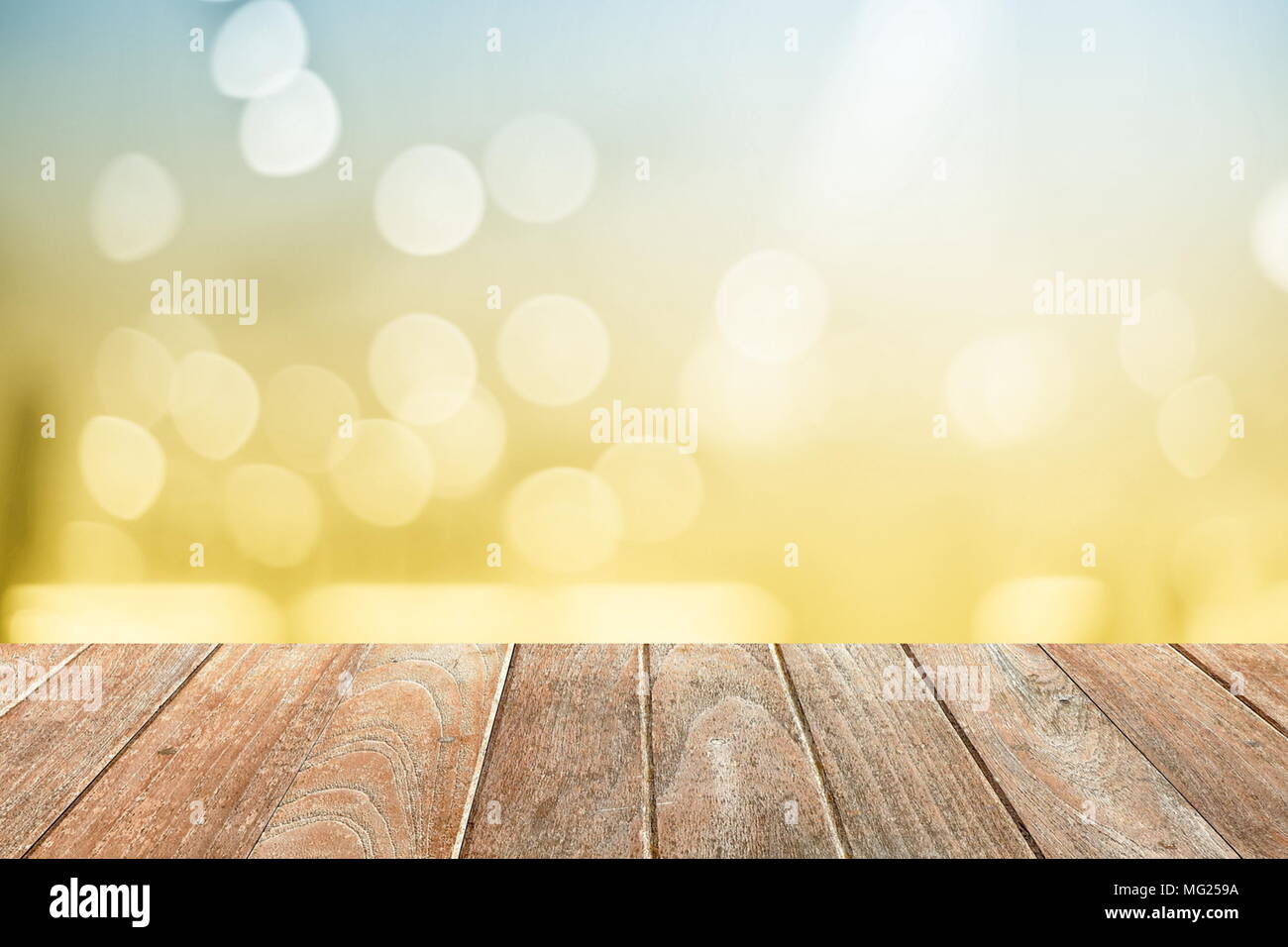 Leere Holztisch mit Abstrakten verwischt Bokeh Hintergrund. Geeignet für Produkt anzeigen. Stockfoto