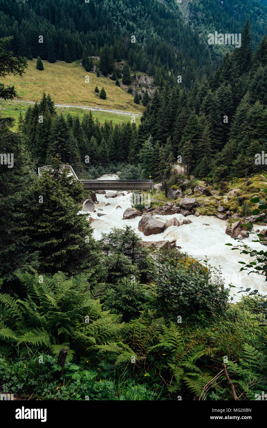 Holz- sicht Plattform in Grawa Wasserfall im Stubaital in Tirol, Österreich Stockfoto