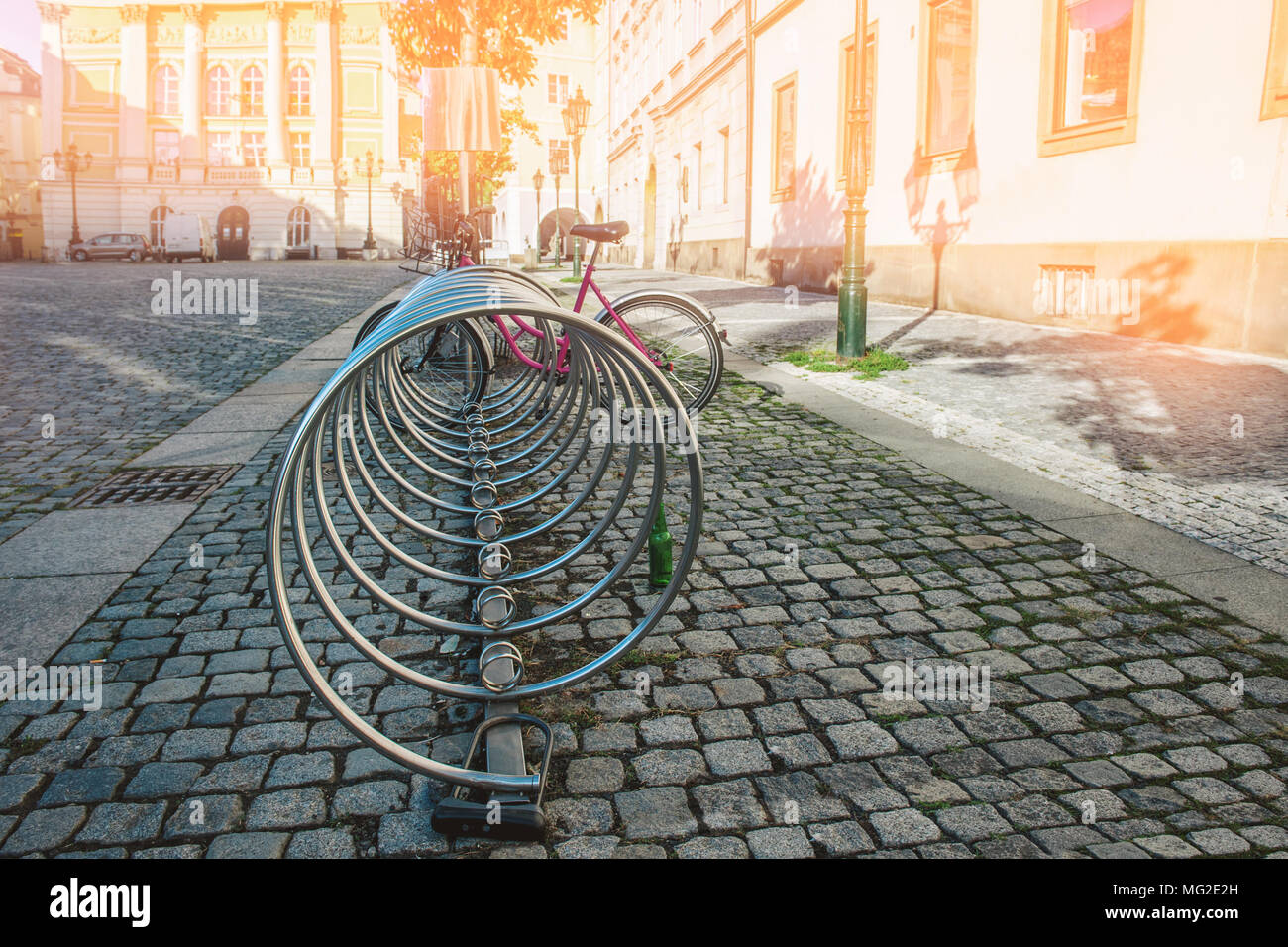 Parkplätze und Fahrradverleih in europäischen Städten. Das Konzept der ökologischen Bewegung und Alternativen zum Auto Stockfoto