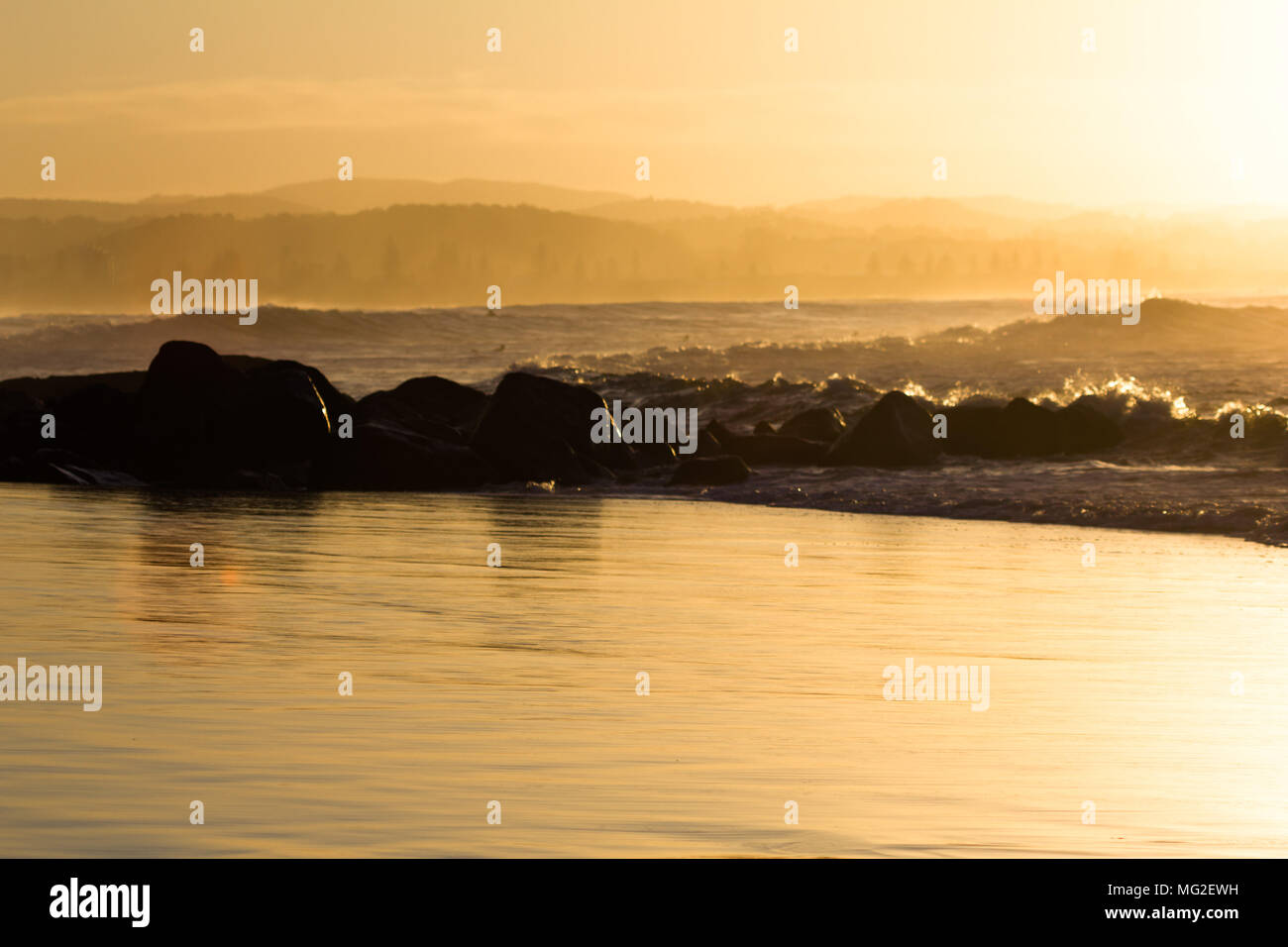 Sunset Sand, Strand, Wellen im Hintergrund Stockfoto