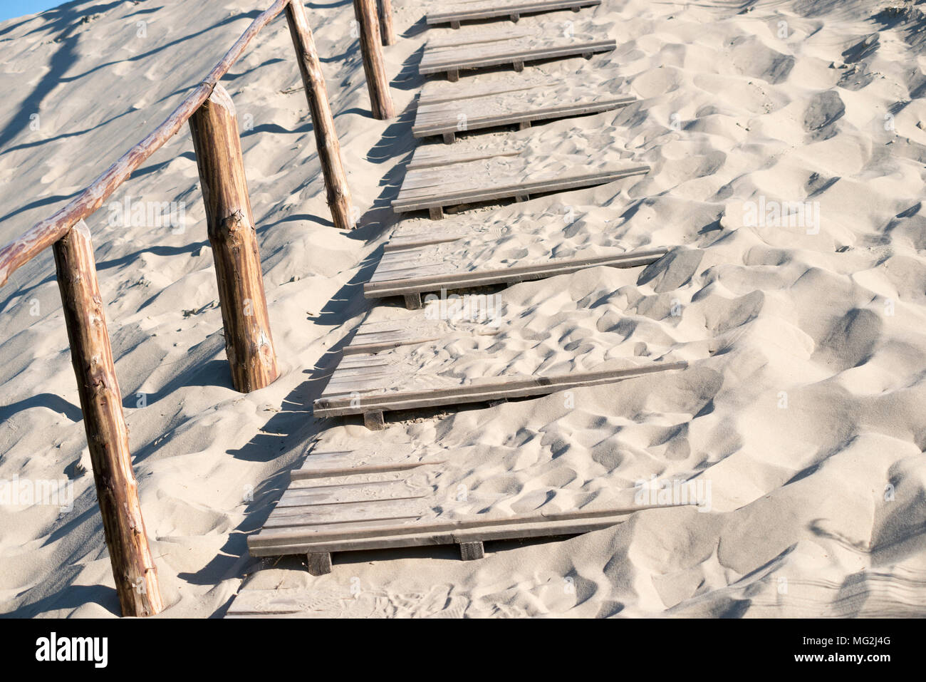 Hölzerne Treppe, indem sie Sand in den Dünen von Nida, Litauen Stockfoto