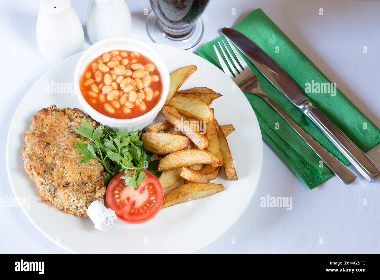 Klassische Englische Pub Gericht Von Durham Schnitzel Mit Pommes Frites Und Gebackene Bohnen Stockfotografie Alamy