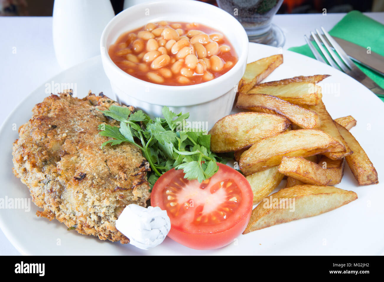 Klassische Englische Pub Gericht Von Durham Schnitzel Mit Pommes Frites Und Gebackene Bohnen Stockfotografie Alamy