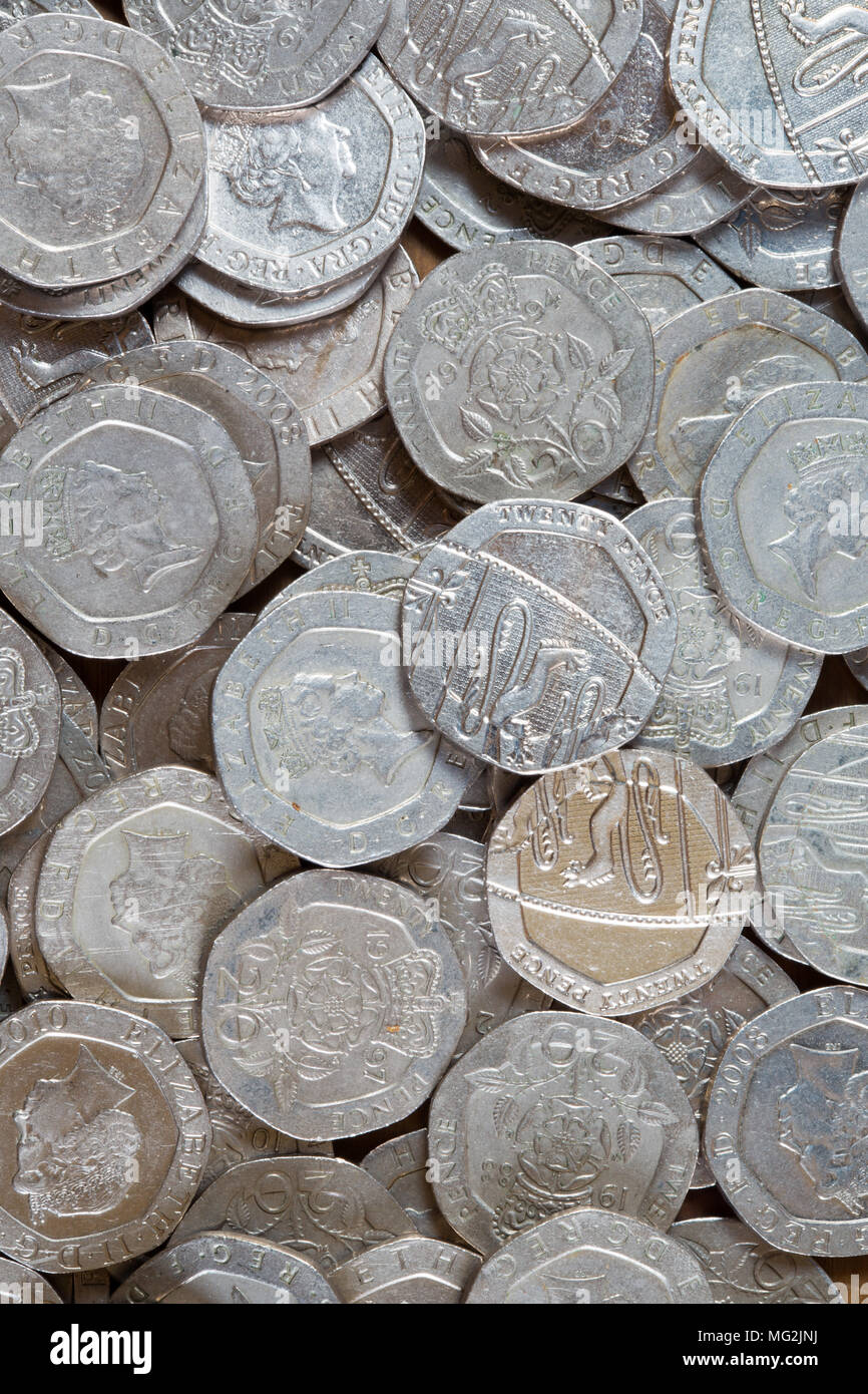 Ein Haufen von Britischen 20 Pence Stücke/Münzen Stockfoto