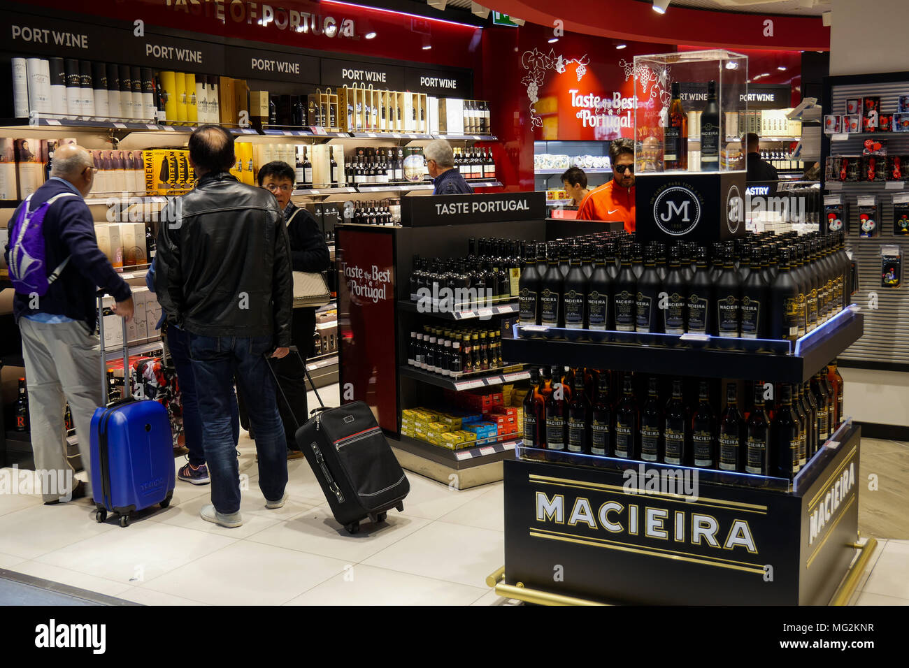 Duty Free Shop am Flughafen Lissabon, Portugal Stockfoto
