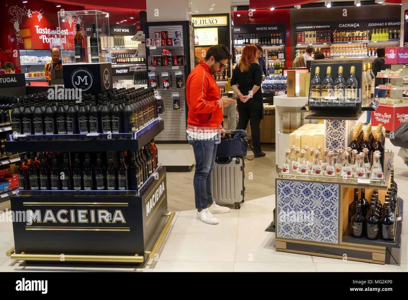 Duty Free Shop am Flughafen Lissabon, Portugal Stockfoto