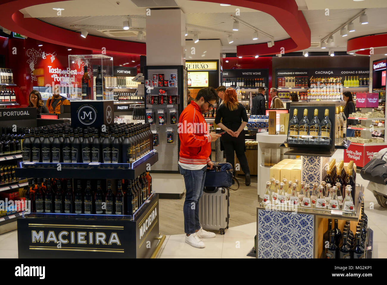 Duty Free Shop am Flughafen Lissabon, Portugal Stockfoto