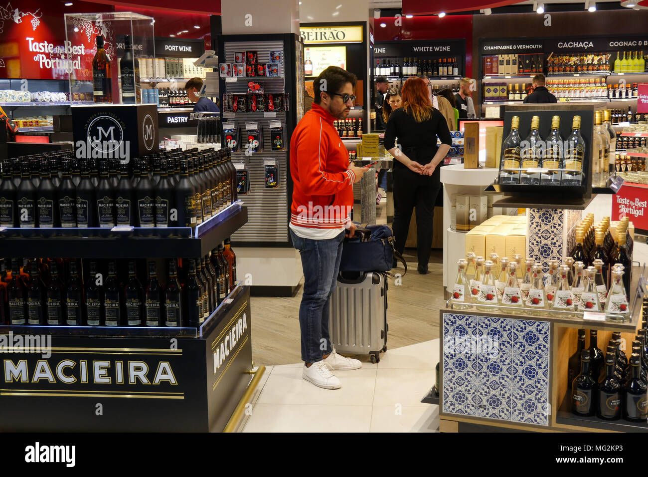 Duty Free Shop am Flughafen Lissabon, Portugal Stockfoto