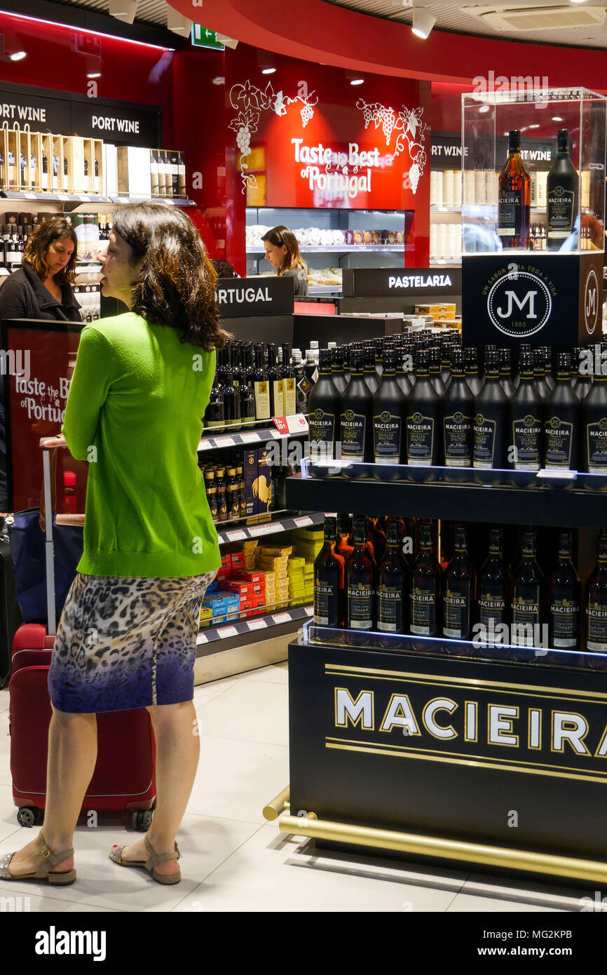 Duty Free Shop am Flughafen Lissabon, Portugal Stockfoto