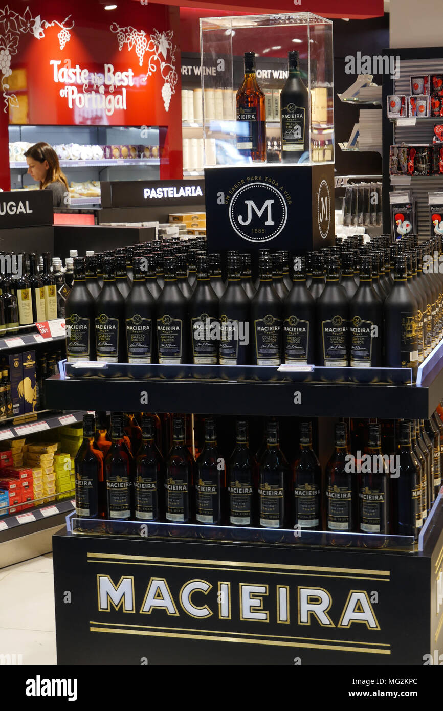 Duty Free Shop am Flughafen Lissabon, Portugal Stockfoto