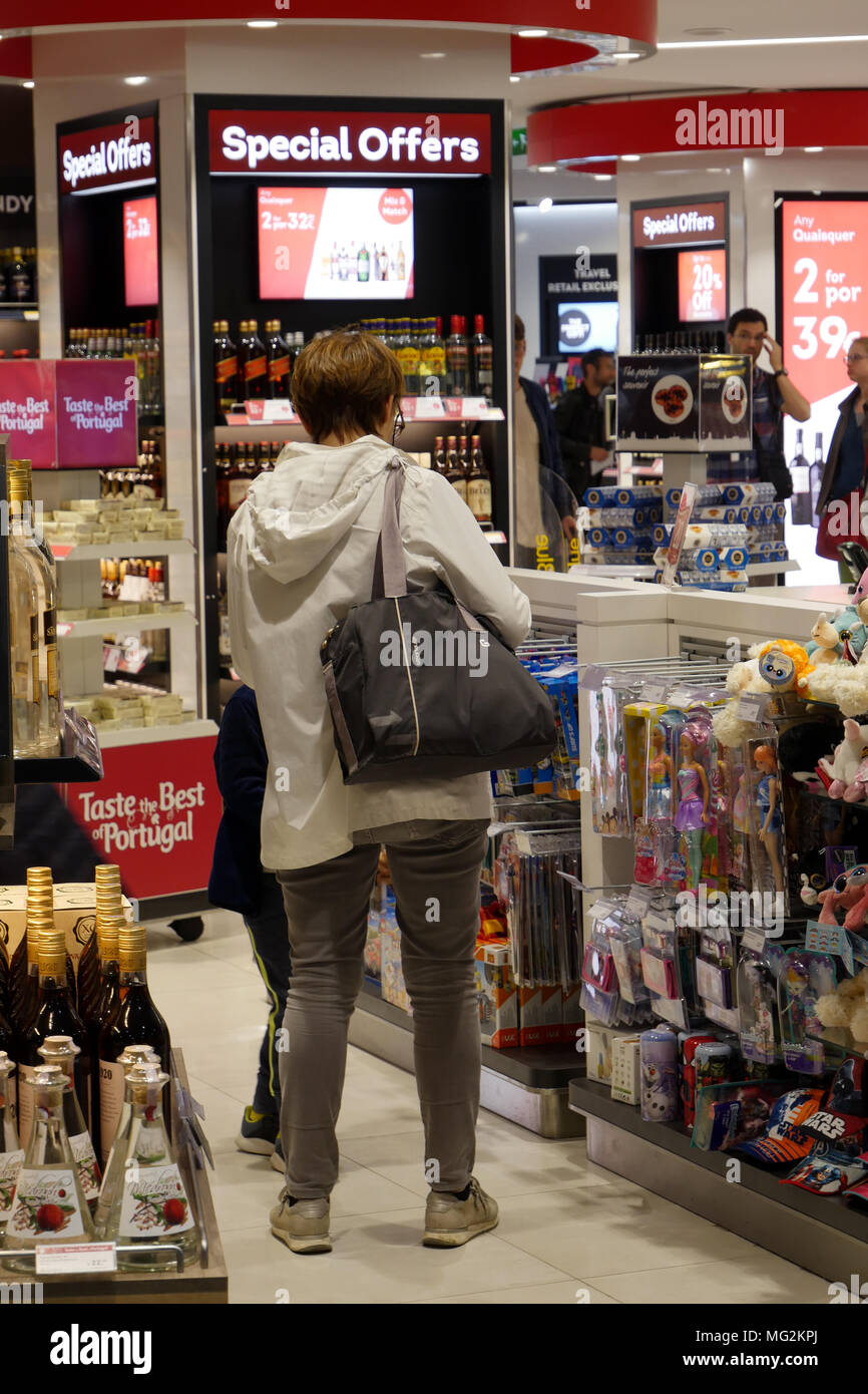 Duty Free Shop am Flughafen Lissabon, Portugal Stockfoto
