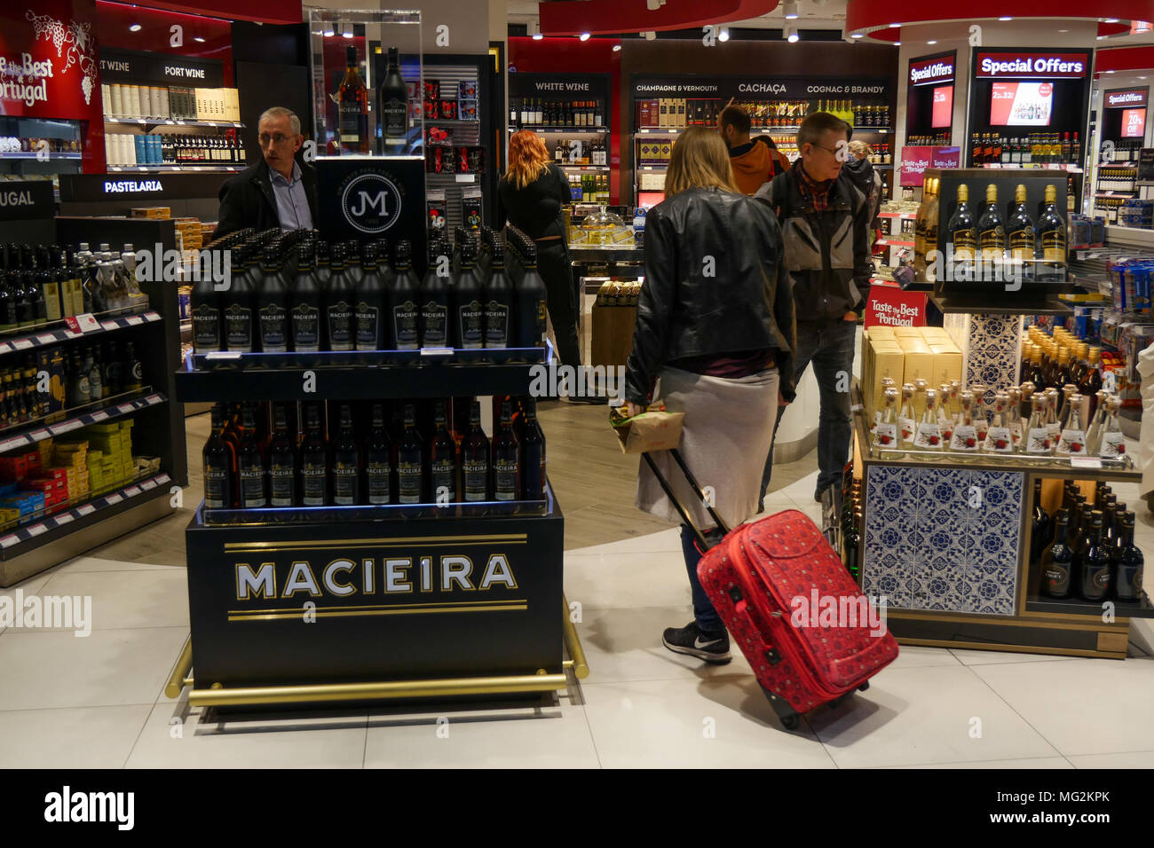 Duty Free Shop am Flughafen Lissabon, Portugal Stockfoto