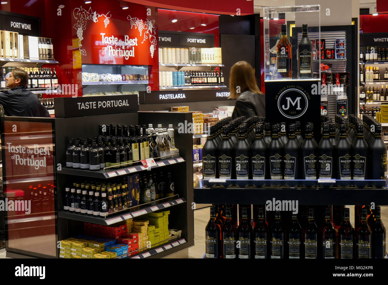 Duty Free Shop am Flughafen Lissabon, Portugal Stockfoto