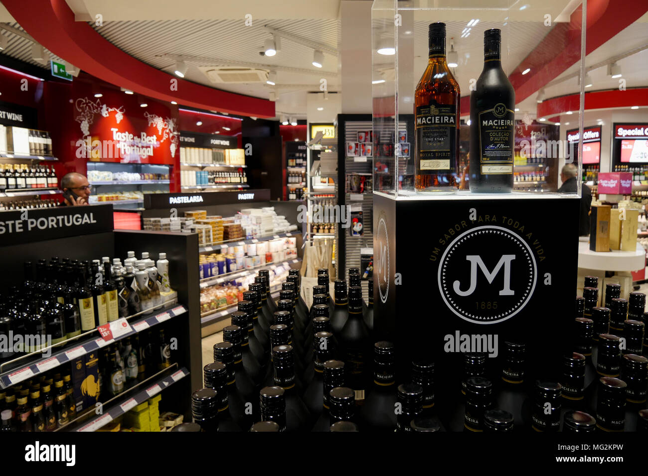 Duty Free Shop am Flughafen Lissabon, Portugal Stockfoto