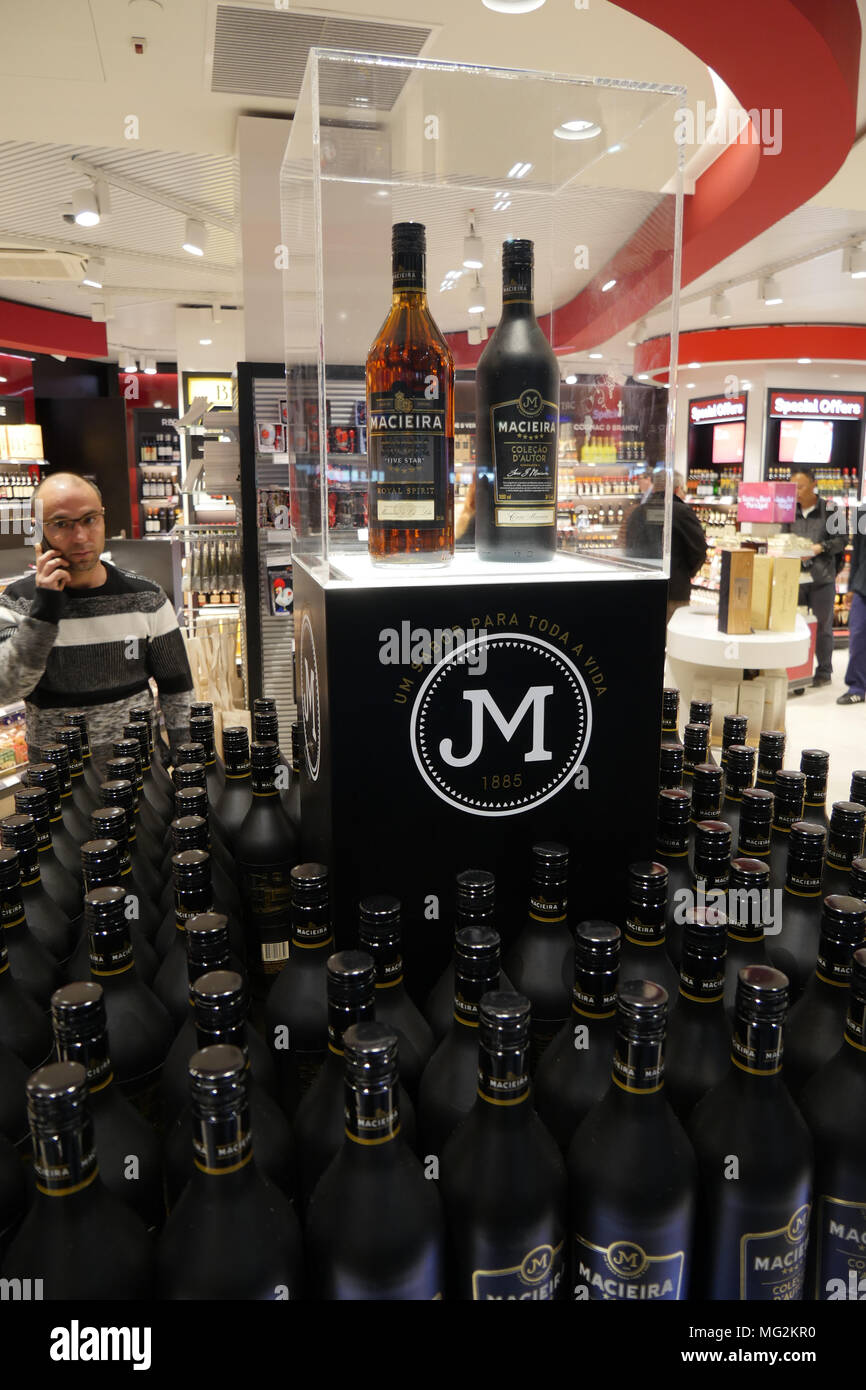 Duty Free Shop am Flughafen Lissabon, Portugal Stockfoto