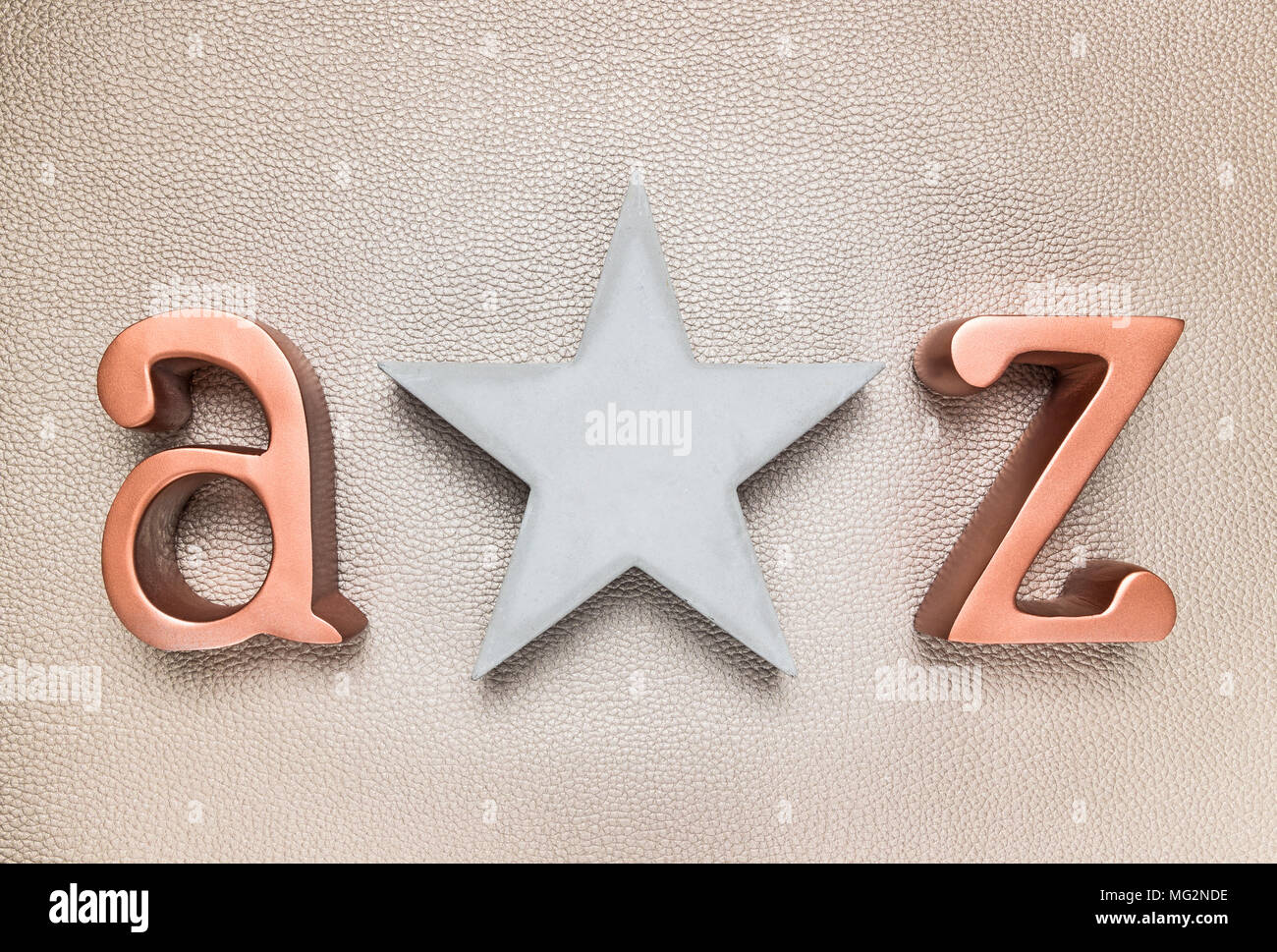 Beton und Metall Buchstaben A und Z, auf Leder Hintergrund. Stockfoto