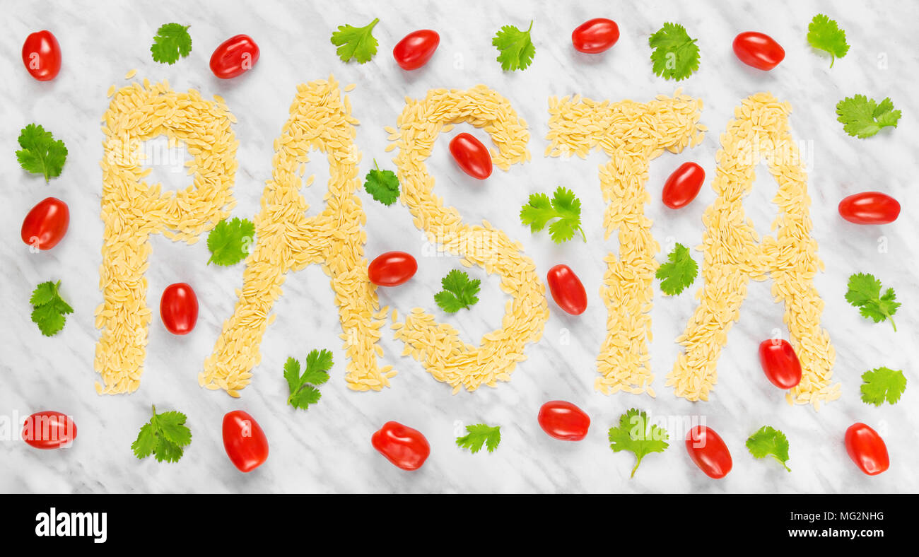 Das Wort "PASTA" mit Reis-förmige winzige Orzo Pasta auf Marmor Hintergrund geschrieben, mit Tomaten und Koriander dekoriert. Stockfoto