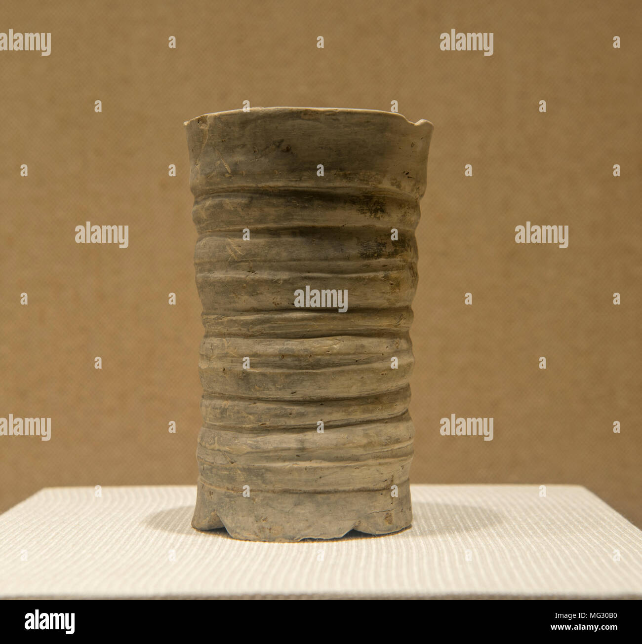 Graue Keramik Tasse Songze Kultur in Zhejiang in Hangzhou, China. Stockfoto