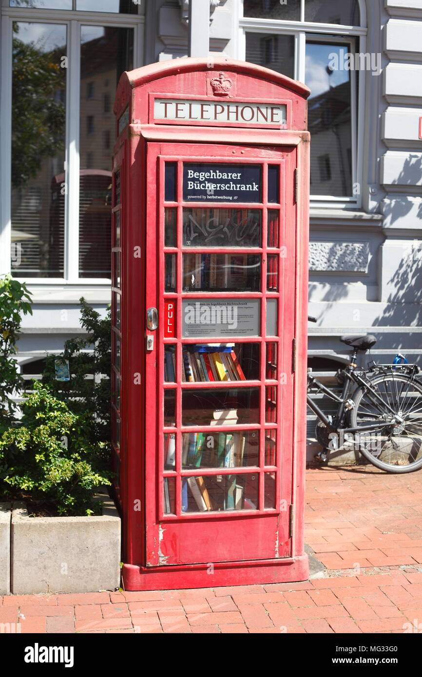 Zu Fuß - im Bücherschrank in einem alten roten Telefonzelle in der Bödeckerstraße, Hannover, Niedersachsen, Deutschland, Europa ich Begehbarer Bücherschrank in einer alt Stockfoto