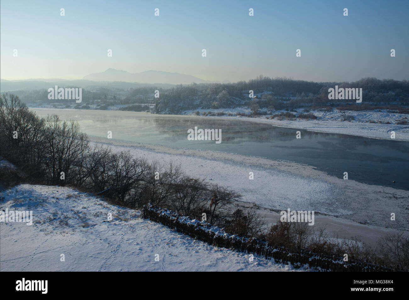 Die imjin Fluss, fließt aus Nordkorea im Winter. Dies ist in der Nähe von imjingak in der Nähe der entmilitarisierten Zone in Südkorea. Stockfoto