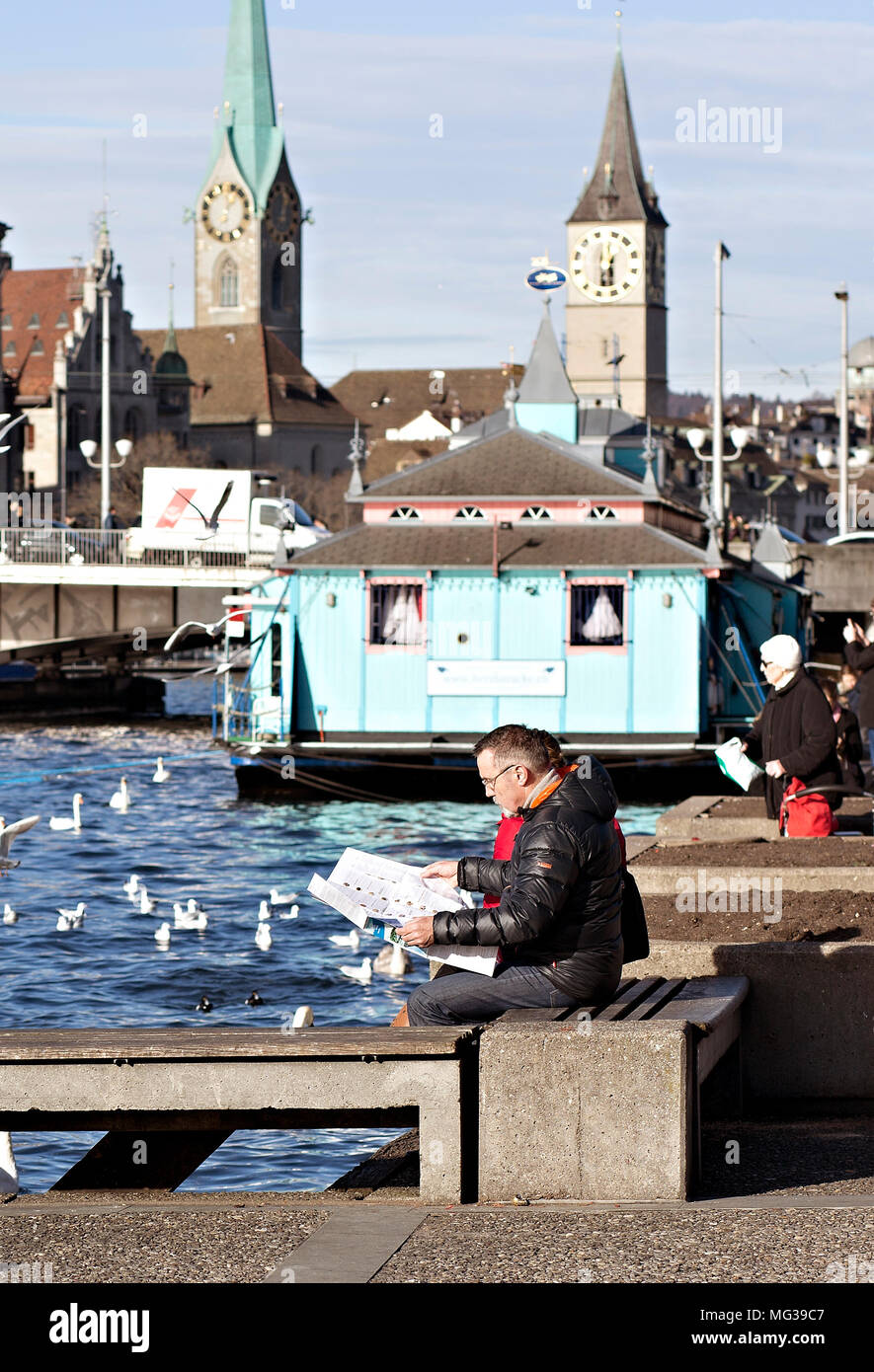 Zürich, Schweiz: Ein Mann genießt die Hafengegend in Zürich Stockfoto