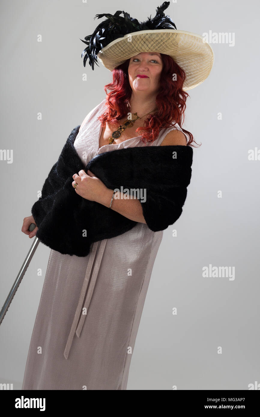 Modische vintage Frauen mit Behinderung, Kleidung, Ausgehen, Studio Stockfoto