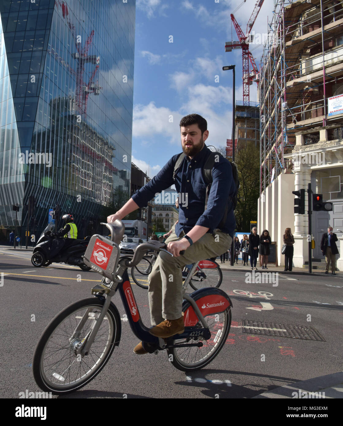Ein Radfahrer Umdrehungen auf Blackfrairs Brücke reiten ein Santander bike in London während der morgendlichen Rush hour Stockfoto